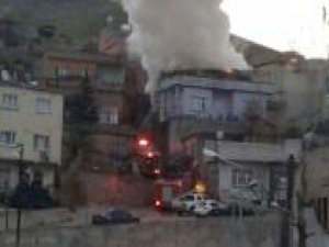 İki katlı binada çıkan yangın mahalleliyi korkuttu