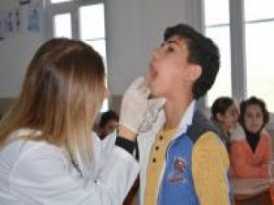 Suriyeli öğrenciler diş taramasından geçirildi