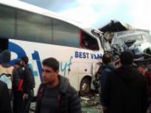TIR ile yolcu otobüsü çarpıştı: Bir ölü 40 yaralı