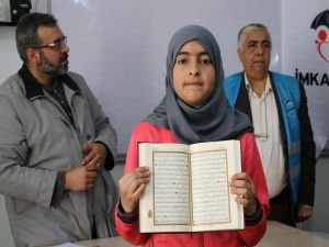 Suriyeli yetim çocuklara Kur’an-ı Kerim dağıtıldı