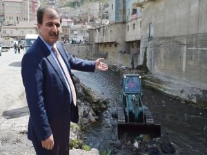 Bitlis deresi DSİ tarafından temizleniyor