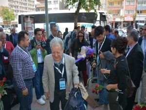 İran tur operatörleri güllerle karşılandı