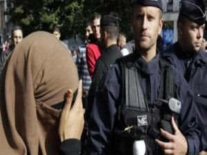 Fransa polisi Müslüman bir kadını peçeli olduğu için yere yatırarak darp etti