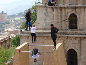 ​Mardin'de tarihi yapılar akrobatik gösterilere sahne oldu
