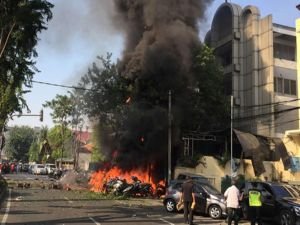 Endonezya'da bombalı saldırı: 7 ölü