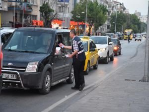 İftara yetişemeyen vatandaşlara kumanya dağıtıldı