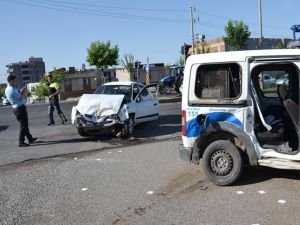 Siverek'te polis aracı trafik kazası yaptı: 3 yaralı