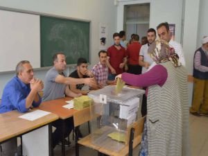 Siirt'te oy kullanma işlemi başladı