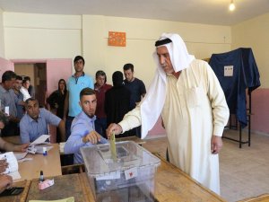 Mardin’de oy verme işlemi renkli görüntülerle başladı