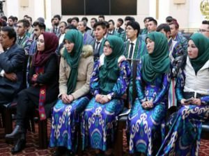 Özbekistan Bakanlar Kurulu orta dereceli okullarda başörtüsünü yasakladı