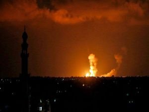 Siyonistler Gazze'ye saldırı başlattı