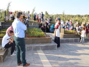 Gaziantepliler: "Mezarlıkları sadece arefe günleri değil devamlı ziyaret etmeliyiz"
