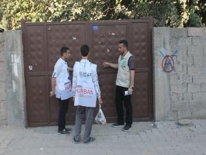 Umut Kervanı Diyarbakır'ın 3 ilçesinde kurban eti dağıttı
