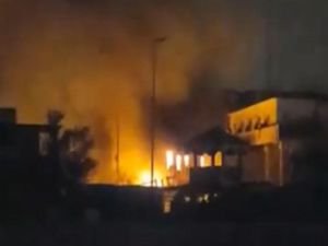 Göstericiler İran’ın Basra Başkonsolosluğu'nu ateşe verdi