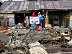 Endonezya’ya insani yardımlar sürüyor