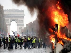 Fransa'da 242 kişi gözaltına alındı