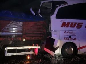 Yolcu otobüsü ve kamyonun karıştığı kazada 9 kişi yaralandı
