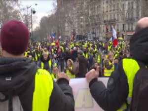 Fransa'da "Sarı Yelekliler" yine meydanlarda