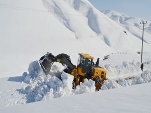 Yüksekliği 5 metreyi aşan köy yollarında karla mücadele