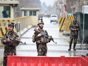 Afganistan'da 70 asker ve polis Taliban'a teslim oldu