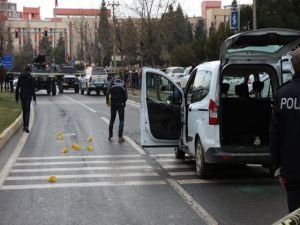 Mardin'de kırmızı ışıkta silahlı saldırı: Bir ölü 3 yaralı
