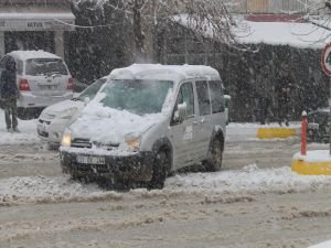 Sürücüler kar ve buzlanma nedeniyle zorluk çekti