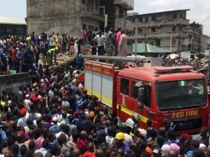 Nijerya'da okul binası çöktü: Onlarca çocuk enkaz altında