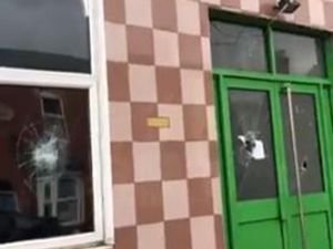 İngiltere'de 4 camiye balyozla saldırı