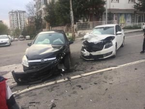 İki otomobil çarpıştı: 2 yaralı