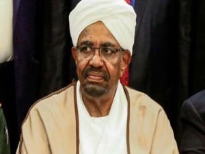 Sudan'da, Ömer el-Beşir'e yakın kamu görevlilerinin işine son verildi