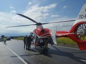 Ambulans helikopter, kazada yaralananlar için yola indi
