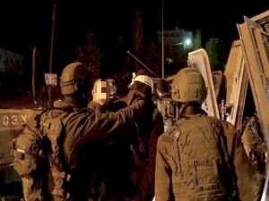 Siyonist işgal çetesi Cenin'de 5 Filistinliyi alıkoydu