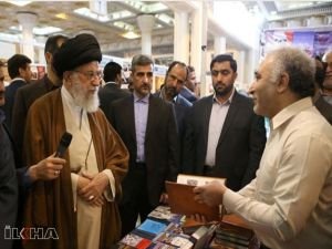 Ayetullah Hamaney Tahran Kitap Fuarı’nı ziyaret etti