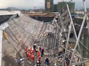 Gece kulübünün çatısı çöktü: 3 ölü 100 yaralı