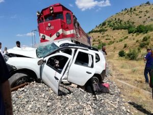 Tren otomobile çarptı: Bir ölü 2 yaralı