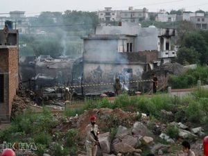 Pakistan'da askeri uçak evlerin üzerine düştü: 17 ölü