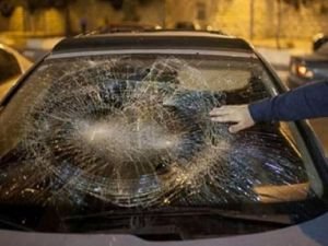 İşgalciler Filistinlilerin evlerine ve araçlarına saldırdı
