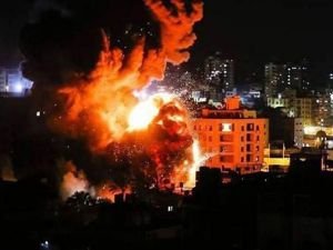 İşgalciler Gazze'ye hava saldırısı düzenledi