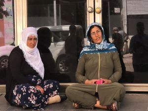 HDP binası önünde oturma eylemi yapan annelerin sayısı artıyor