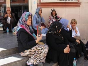 HDP il binası önünde oturma eylemi yapan ailelerin sayısı 8 oldu