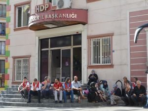 HDP önündeki oturma eylemi devam ediyor