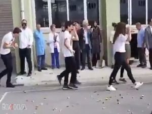 Kadıköy Anadolu Lisesindeki "simit atma" geleneğine inceleme