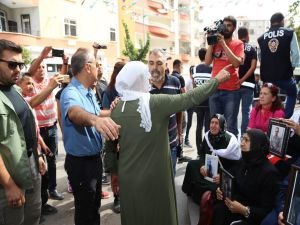 HDP'lilerden evlat nöbetini tutan ailelere hakaret