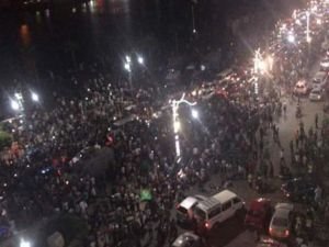 Mısır'da halk devrim umuduyla meydanlarda