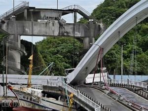 Tayvan'da köprü çöktü: 10 yaralı 6 kayıp