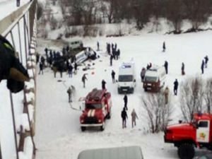 Rusya'da otobüs nehre düştü: 15 ölü