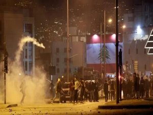 Lübnan'da onlarca gösterici yaralandı