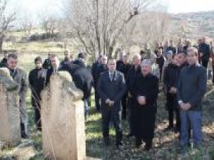 PKK'nin katlettiği 10 köylü 33'üncü yılında kabirleri başında anıldı