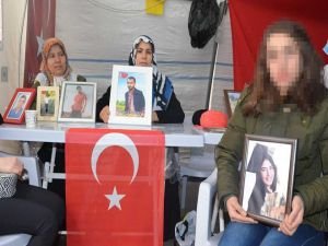 PKK'dan kaçarak teslim olan genç kız evlat nöbetindeki aileleri ziyaret etti