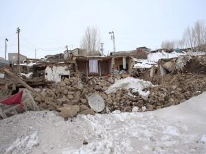 Van'ın Başkale ilçesinde hasar gören okullarda eğitime 15 gün ara verildi